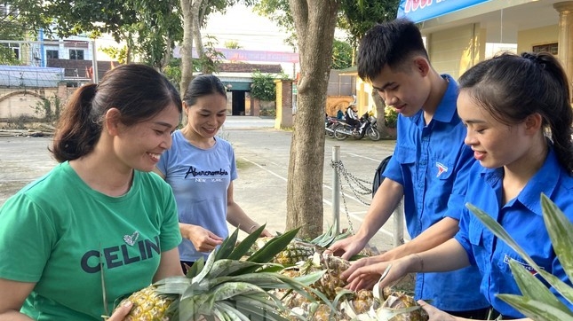 Rửa xe, bán tranh đá, quyên góp phế liệu gây quỹ tặng học sinh nghèo