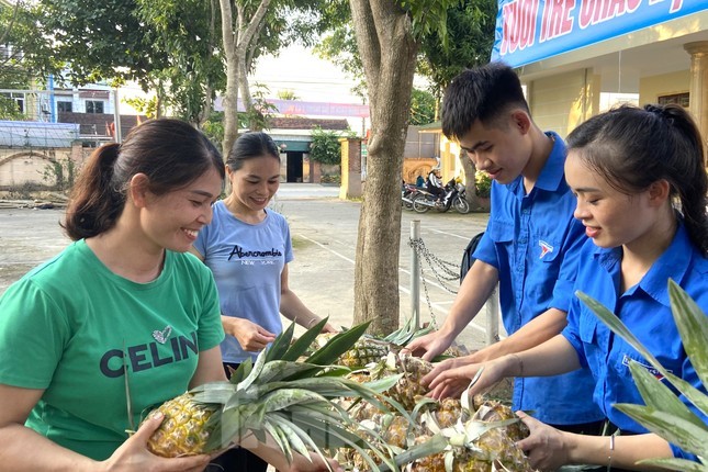 Rửa xe, bán tranh đá, quyên góp phế liệu gây quỹ tặng học sinh nghèo