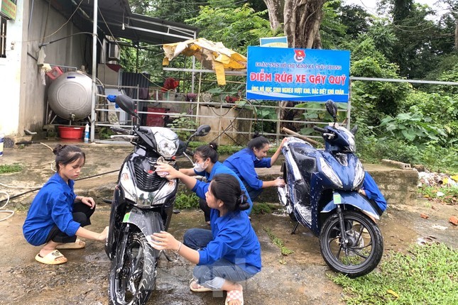 Rửa xe, bán tranh đá, quyên góp phế liệu gây quỹ tặng học sinh nghèo