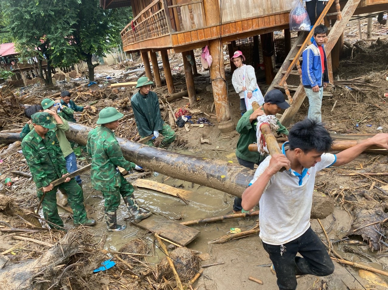 Bộ đội biên phòng Mường Pồn nỗ lực hỗ trợ người dân qua lũ dữ