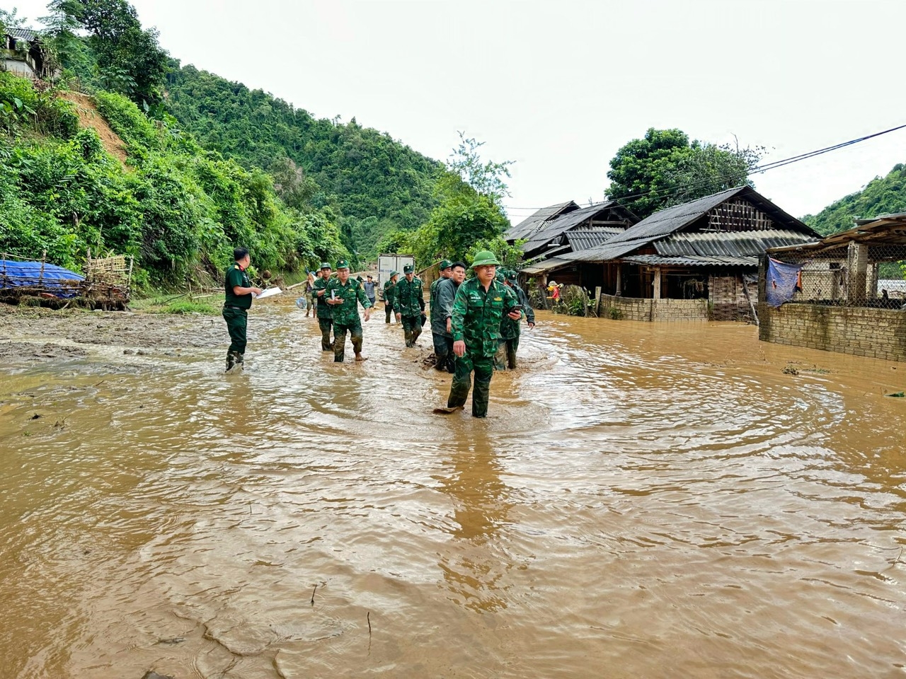 Bộ đội biên phòng Mường Pồn nỗ lực hỗ trợ người dân qua lũ dữ