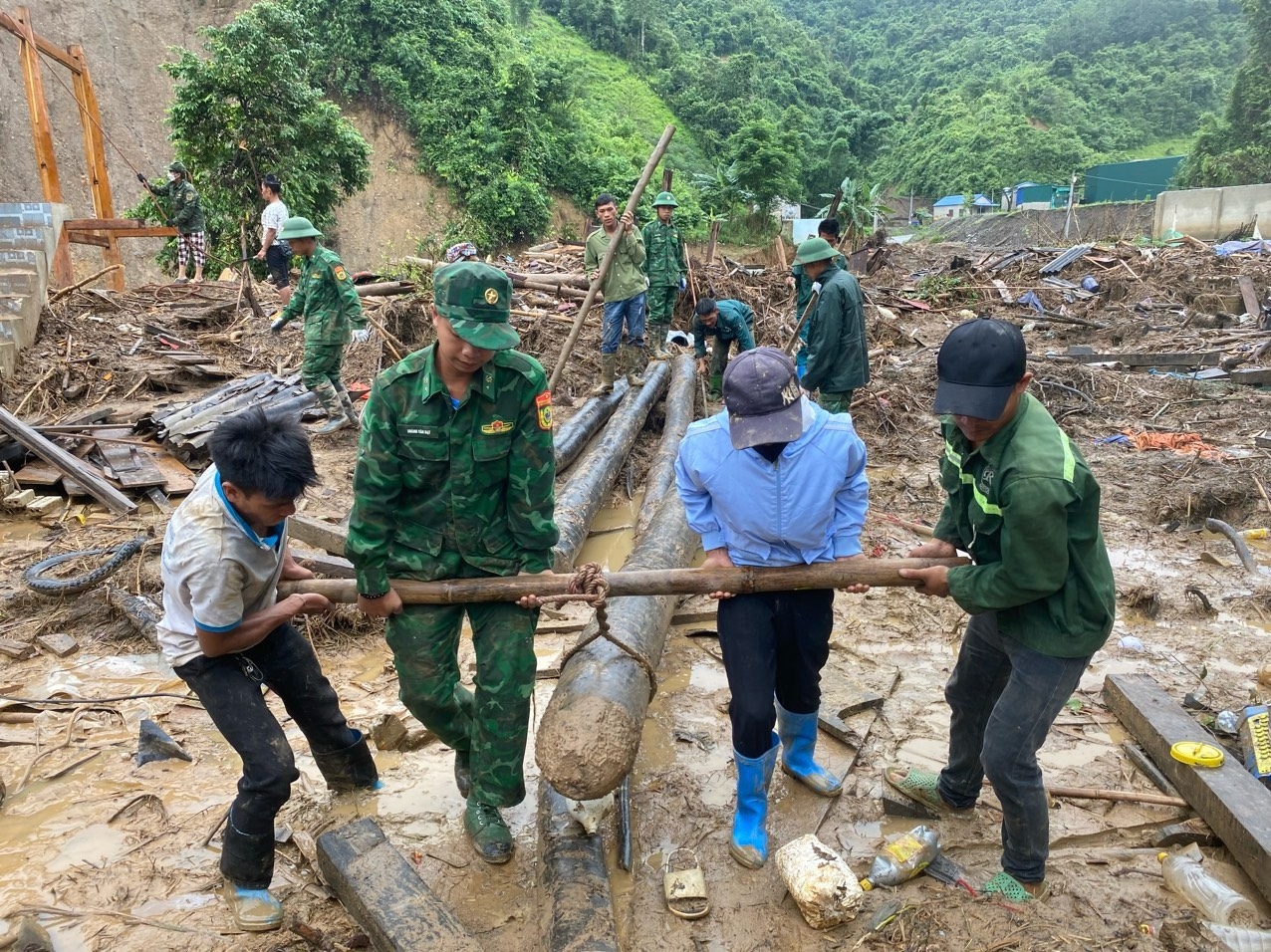 Bộ đội biên phòng Mường Pồn nỗ lực hỗ trợ người dân qua lũ dữ