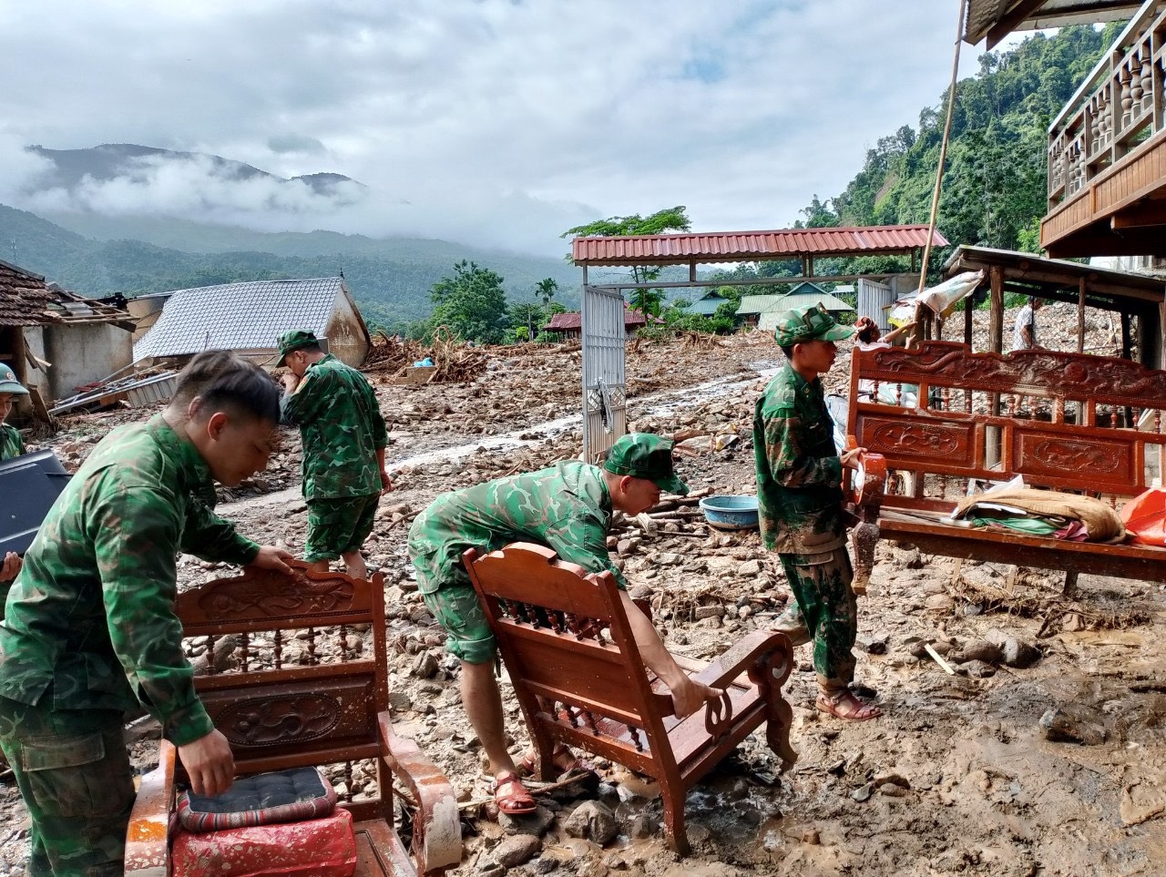 Bộ đội biên phòng Mường Pồn nỗ lực hỗ trợ người dân qua lũ dữ