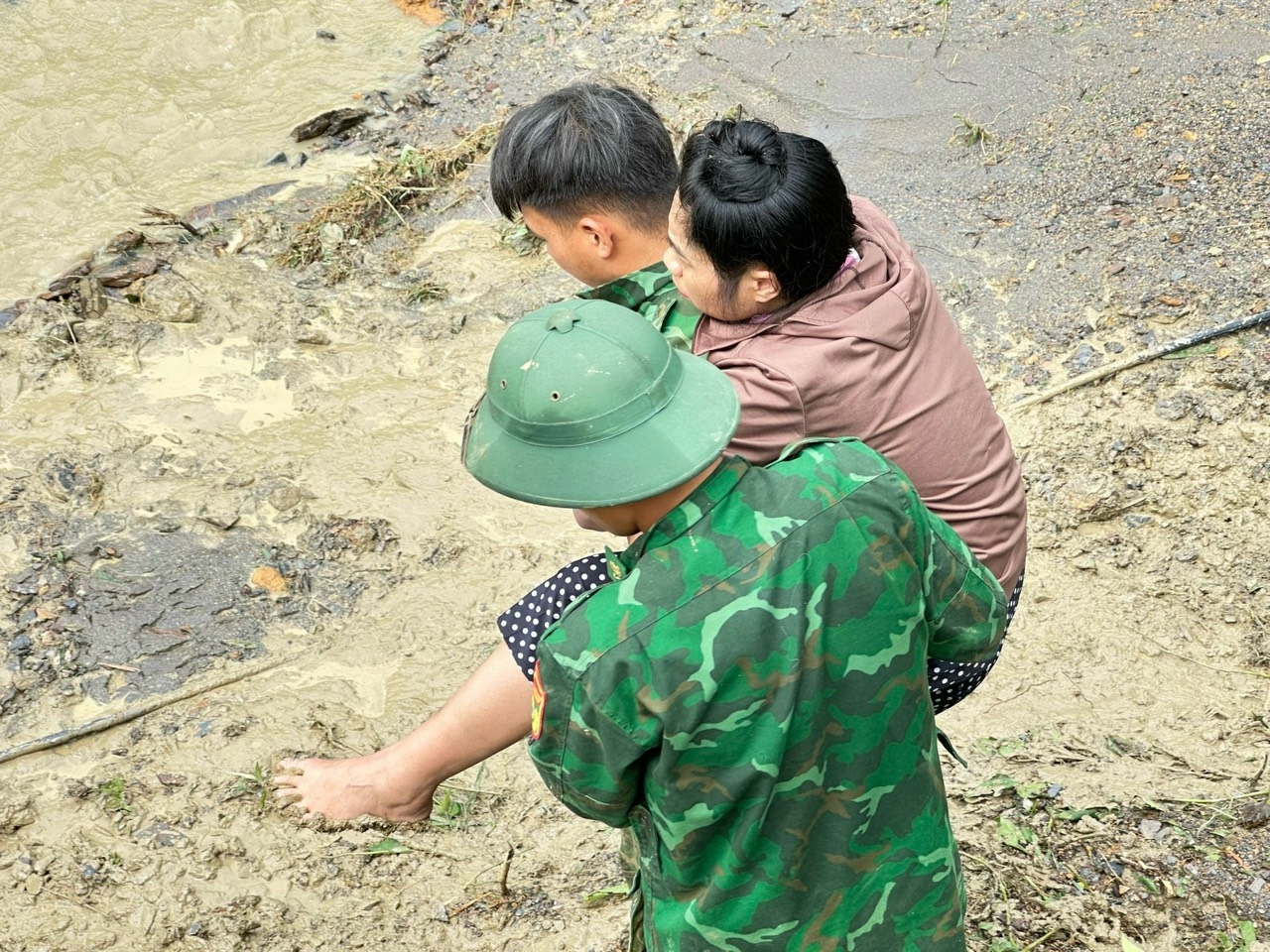 Bộ đội biên phòng Mường Pồn nỗ lực hỗ trợ người dân qua lũ dữ