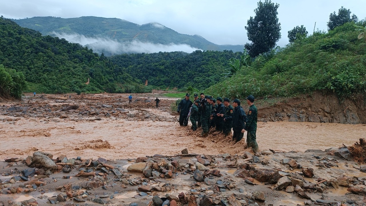 Bộ đội biên phòng Mường Pồn nỗ lực hỗ trợ người dân qua lũ dữ