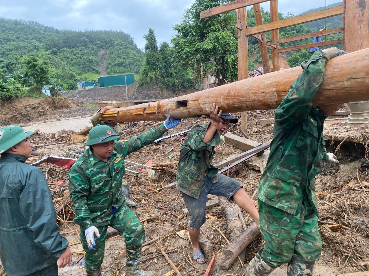 Bộ đội biên phòng Mường Pồn nỗ lực hỗ trợ người dân qua lũ dữ
