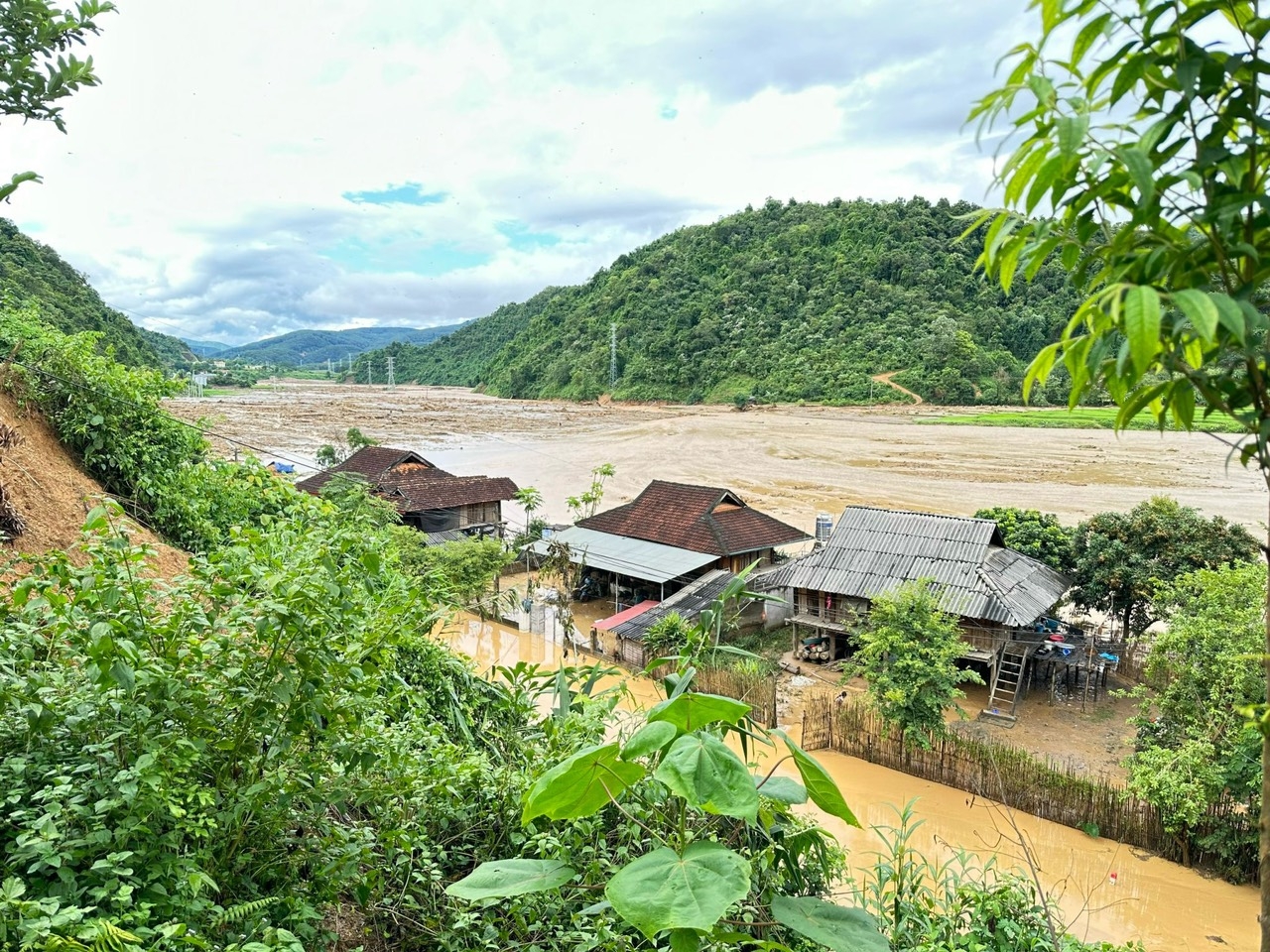 Bộ đội biên phòng Mường Pồn nỗ lực hỗ trợ người dân qua lũ dữ