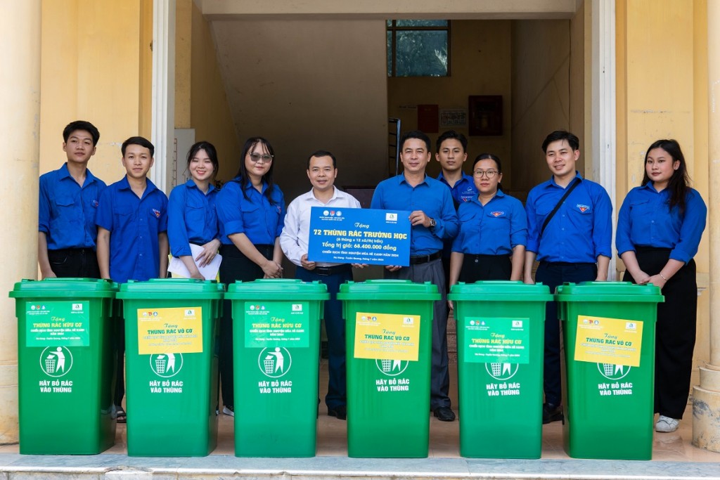 Đại diện Đại học Quốc gia Hà Nội trao tặng thùng rác tại điểm trường thôn Bản Tâng, huyện Na Hang, tỉnh Tuyên Quang
