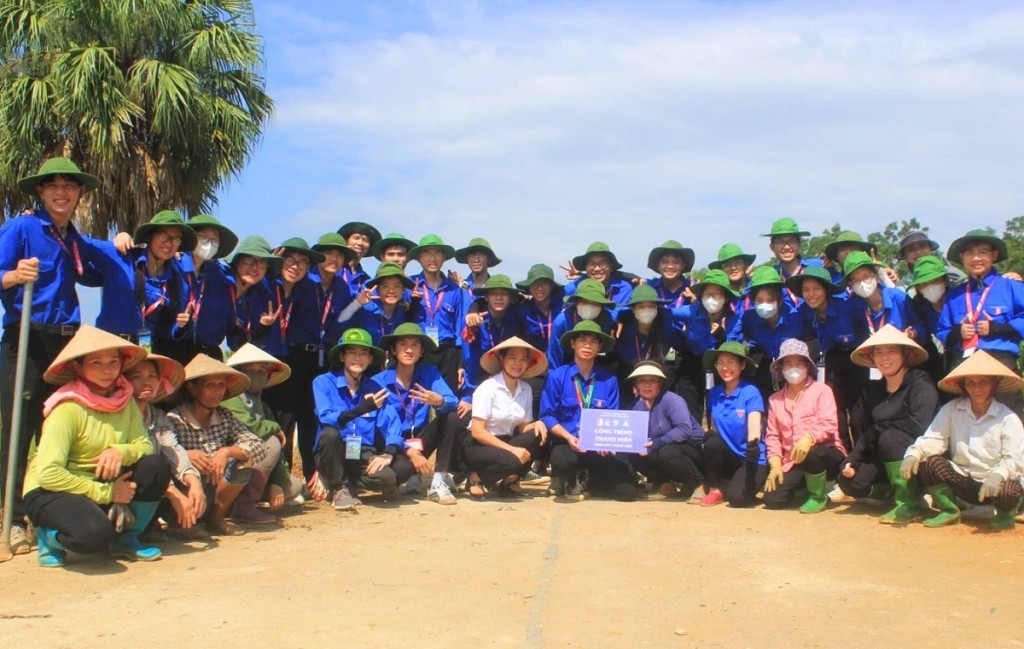 Sinh viên tình nguyện Đại học Bách khoa Hà Nội hoàn thành việc trồng cây xanh tại xã Chiêu Yên, tỉnh Tuyên Quang