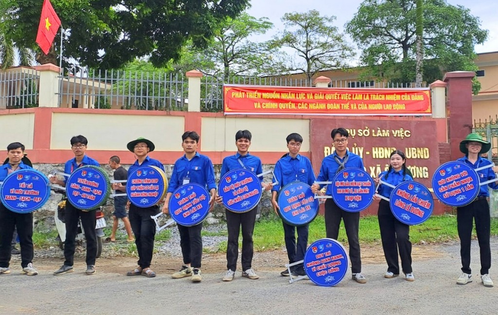 Những chiếc lốp xe cũ đã được “tái sinh” và được trao tặng lại cho người dân xã Ôn Lương, huyện Phú Lương, tỉnh Thái Nguyên