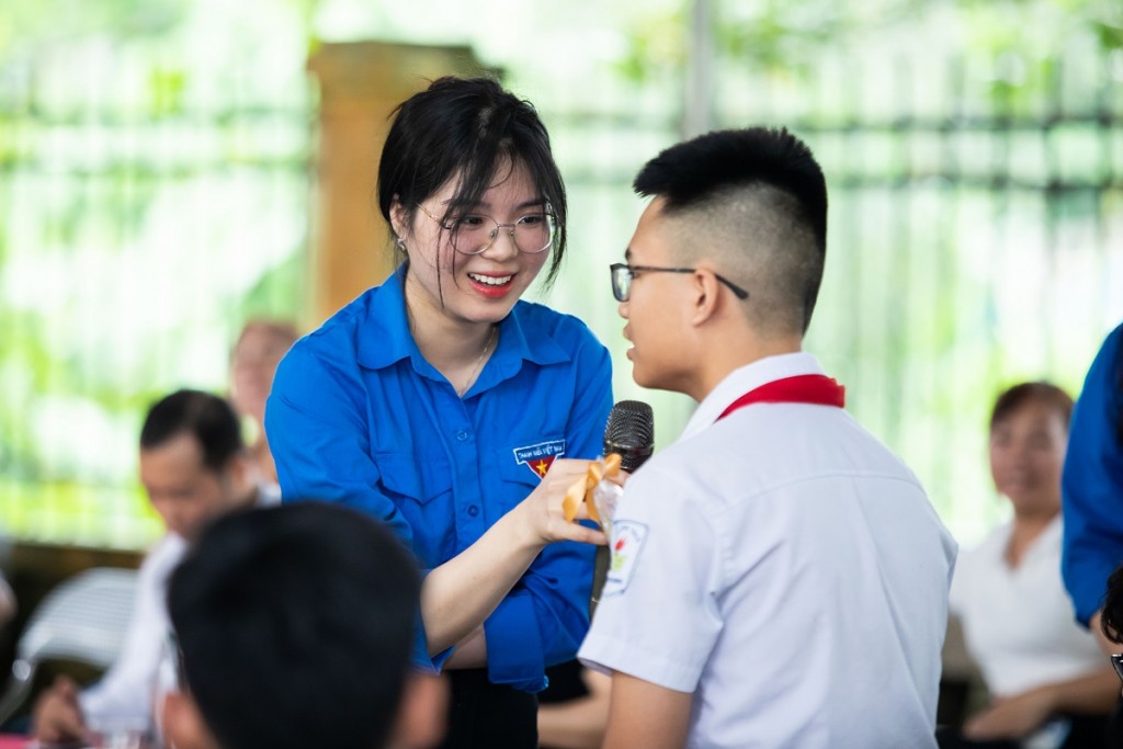Chương trình nhận được sự hưởng ứng tích cực và nhiệt tình từ các em học sinh THCS thị trấn Na Hang, tỉnh Tuyên Quang.