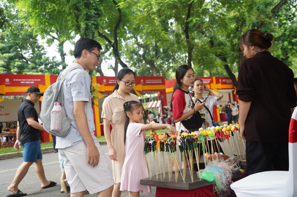 Người dân, du khách hào hứng trải nghiệm văn hóa Hà Nội giữa trời thu