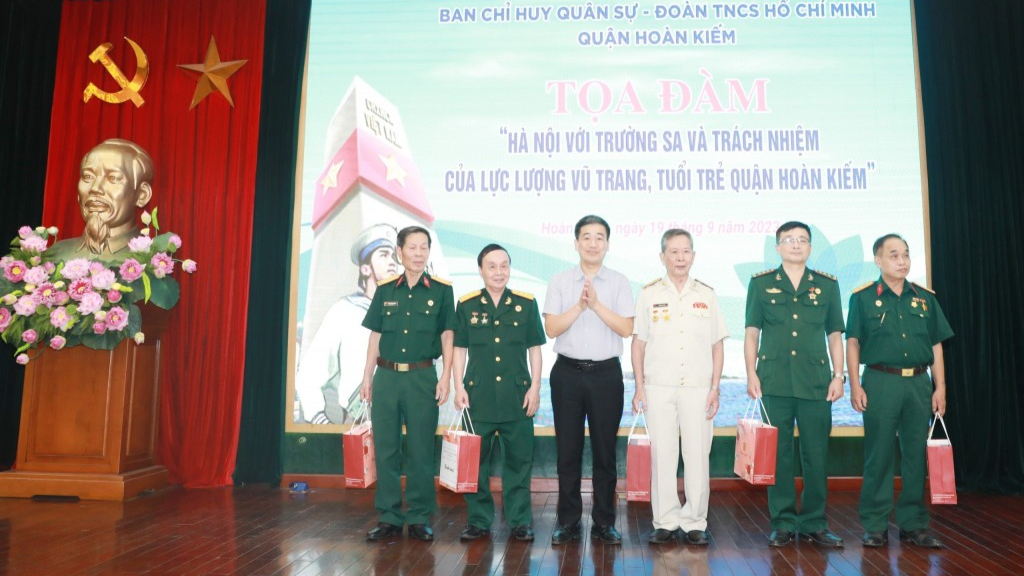 Lãnh đạo quận Hoàn Kiếm tặng quà cựu chiến binh từng công tác tại Trường Sa