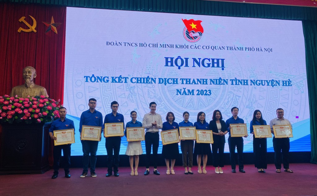 Đồng chí Đào Đức Việt và đồng chí Phạm Thị Nguyên Hạnh, Phó Bí thư Đảng ủy khối các cơ quan thành phố Hà Nội