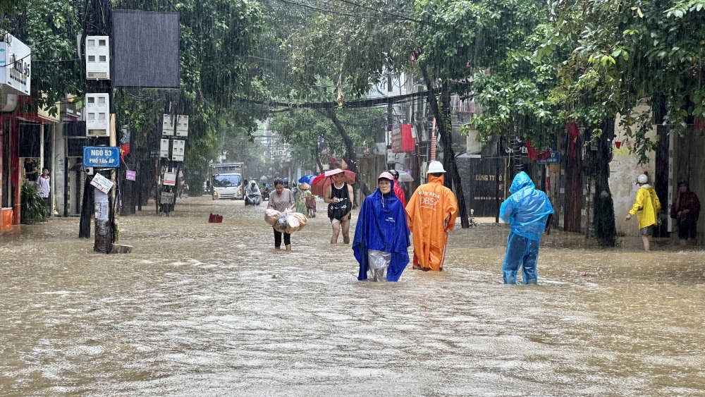 Mực nước sông Hồng dâng nhanh, người dân vất vả di chuyển đồ đạc tránh lũ