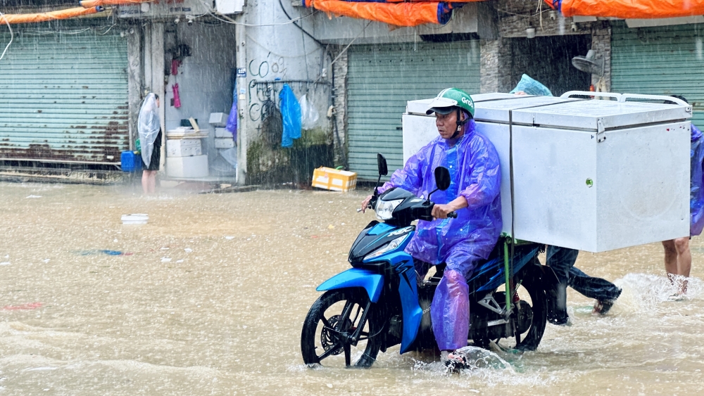 Mực nước sông Hồng dâng nhanh, người dân vất vả di chuyển đồ đạc tránh lũ