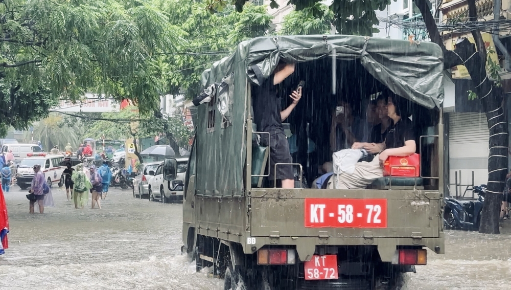 Mực nước sông Hồng dâng nhanh, người dân vất vả di chuyển đồ đạc tránh lũ