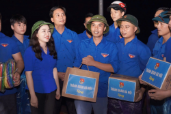 Thanh niên huyện Thường Tín làm việc xuyên đêm ngăn đê chống lũ