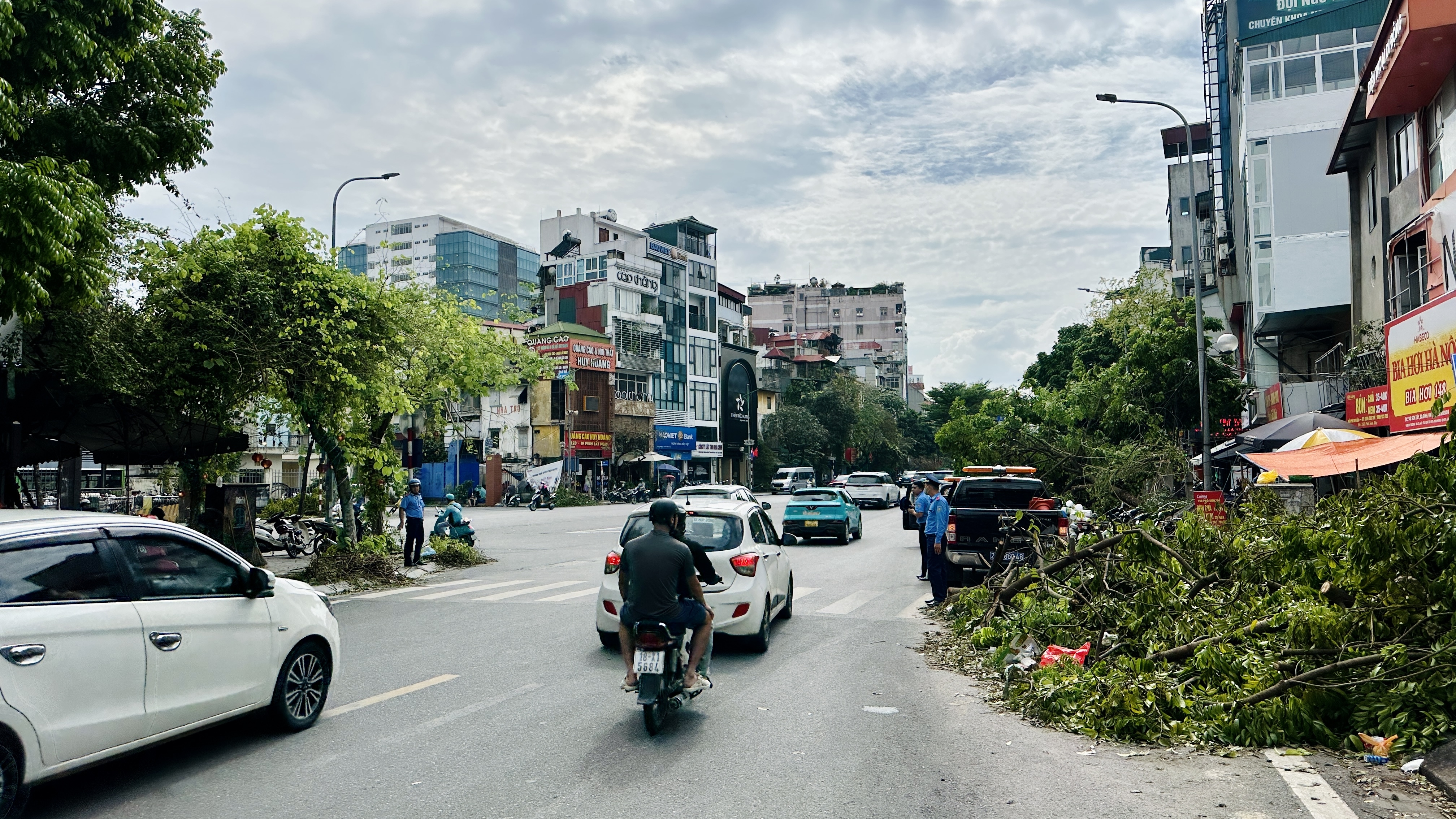 Hà Nội: Lực lượng chức năng tất bật thu dọn cây đổ gãy do bão số 3