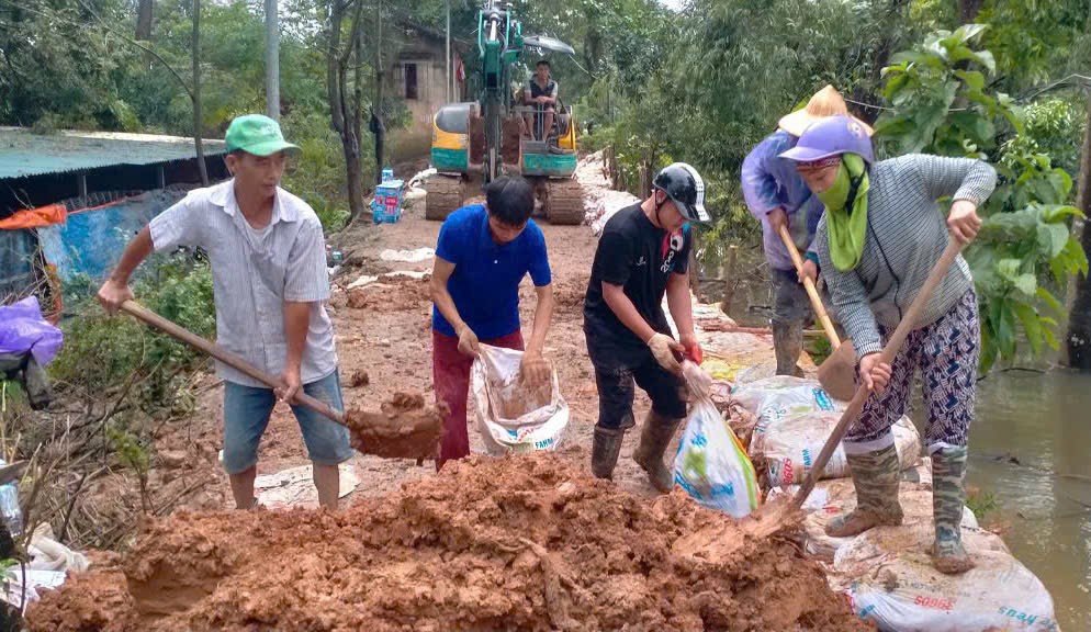 Thanh niên Đông Anh cùng bà con vượt lũ