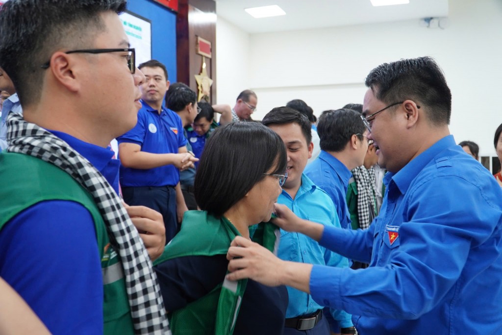 Bí thư Thành đoàn TP Hồ Chí Minh Ngô Minh Hải tặng khăn, áo cho các chiến sĩ lên đường làm nhiệm vụ