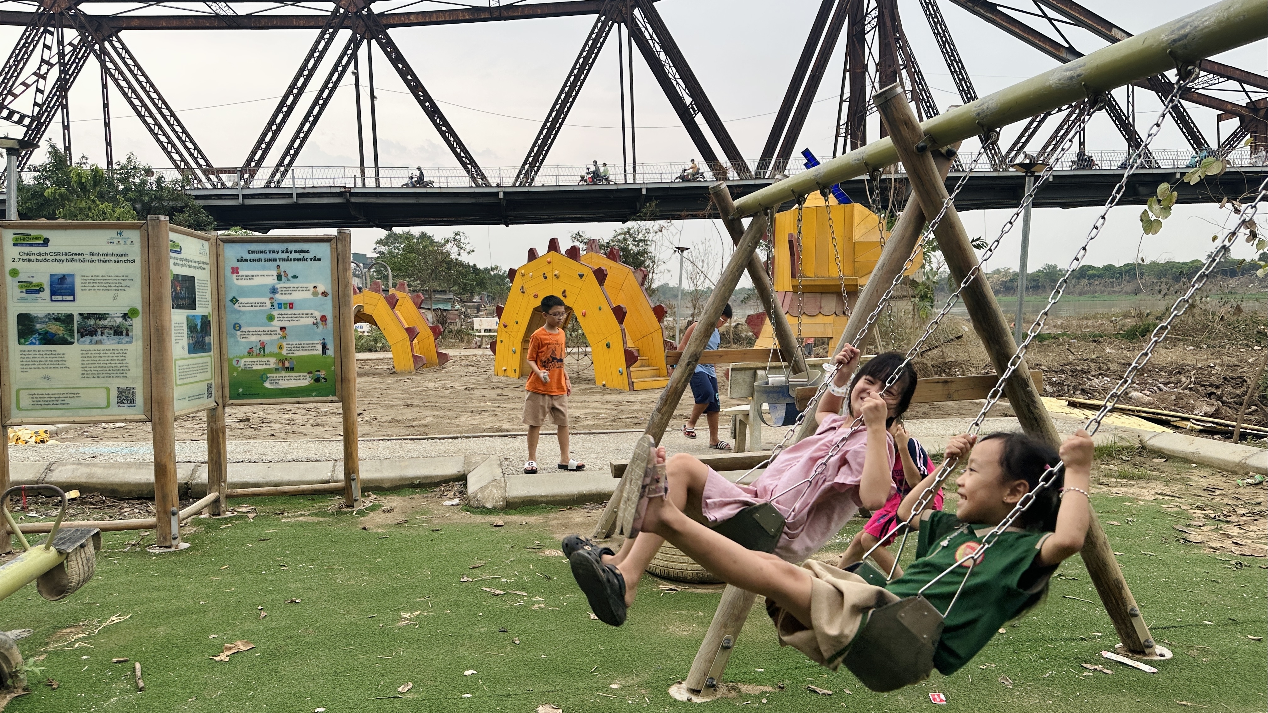 Nỗ lực phục hồi không gian vui chơi cho trẻ em sau lũ