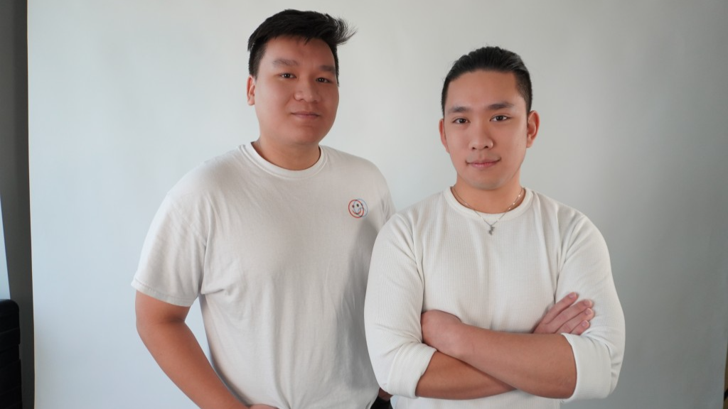 Khắc Hưng (bên trái) và người bạn Nguyễn Tường Anh