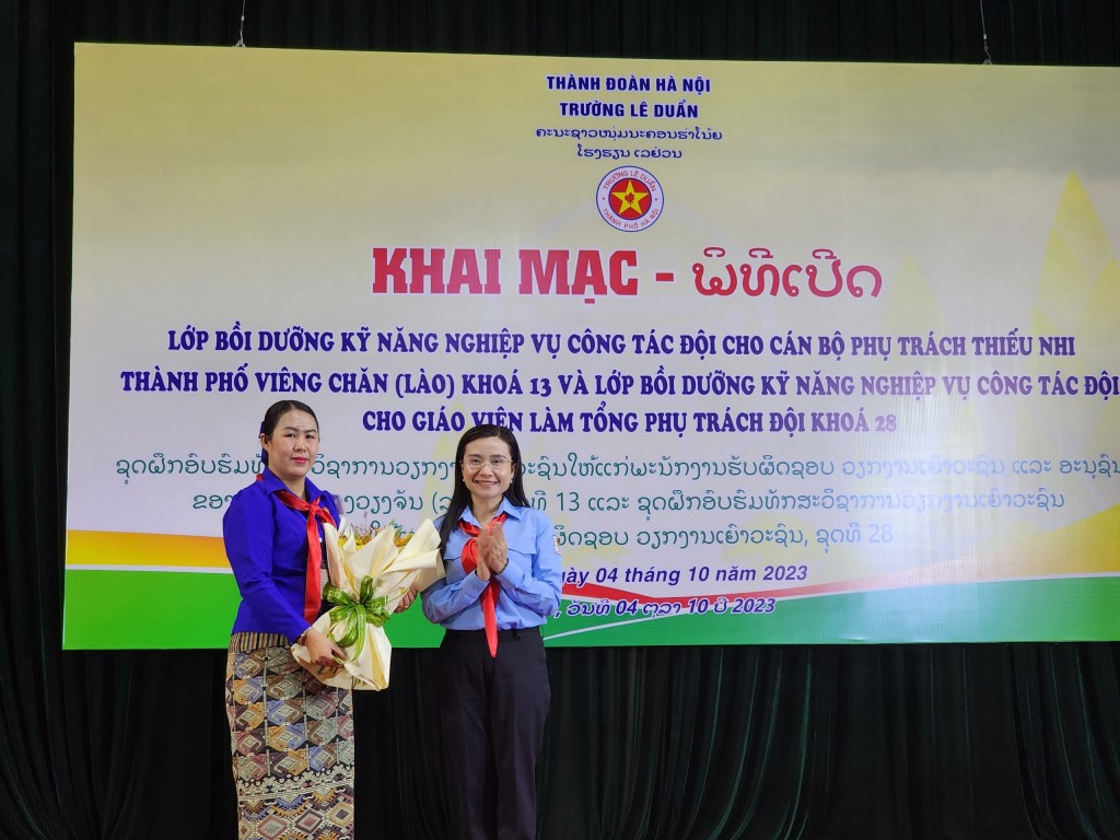 Đồng chí Nguyễn Phạm Duy Trang, Bí thư Ban Chấp hành Trung ương Đoàn tặng hoa cho đại diện học viên lớp bồi dưỡng Phụ trách thiếu nhi Thành Đoàn Viêng Chăn Lào (khóa 13)