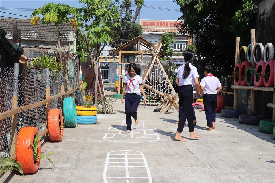 Thành đoàn Đà Nẵng khánh thành và bàn giao sân chơi thiếu nhi với tổng kinh phí 200 triệu đồng tại quận Liên Chiểu (ảnh Đ.Minh)