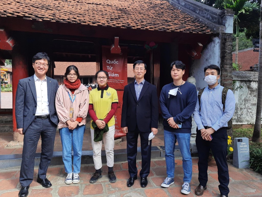 Bạn trẻ hướng dẫn du khách Hàn Quốc tham quan Văn Miếu - Quốc Tử Giám