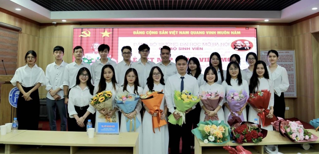 Các bạn sinh viên trường Đại học Mở Hà Nội được kết nạp Đảng
