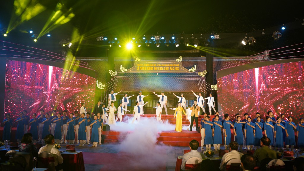 Ấn tượng Lễ tuyên dương Thủ khoa xuất sắc của Thủ đô Hà Nội năm 2023