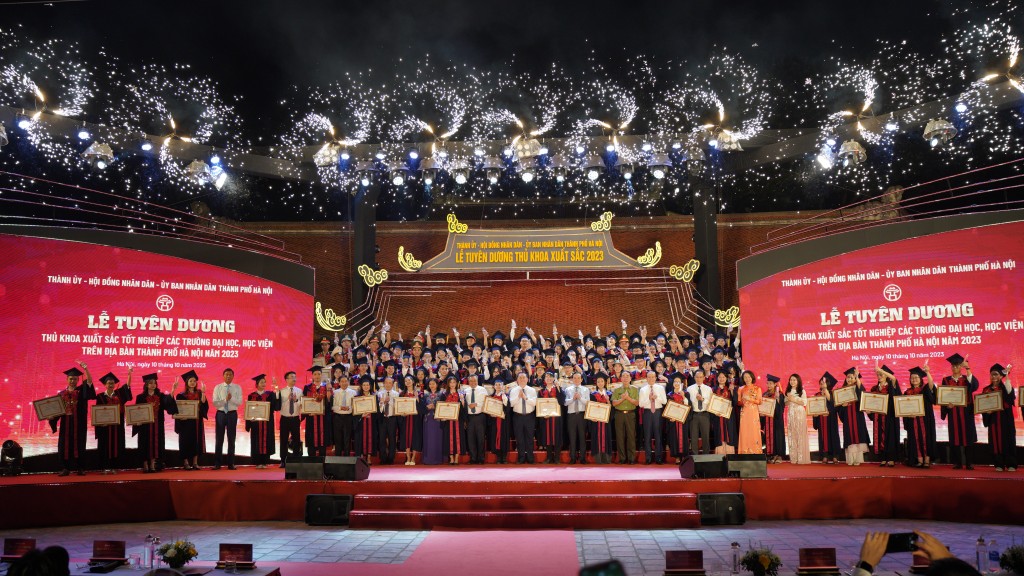 Ấn tượng Lễ tuyên dương Thủ khoa xuất sắc của Thủ đô Hà Nội năm 2023