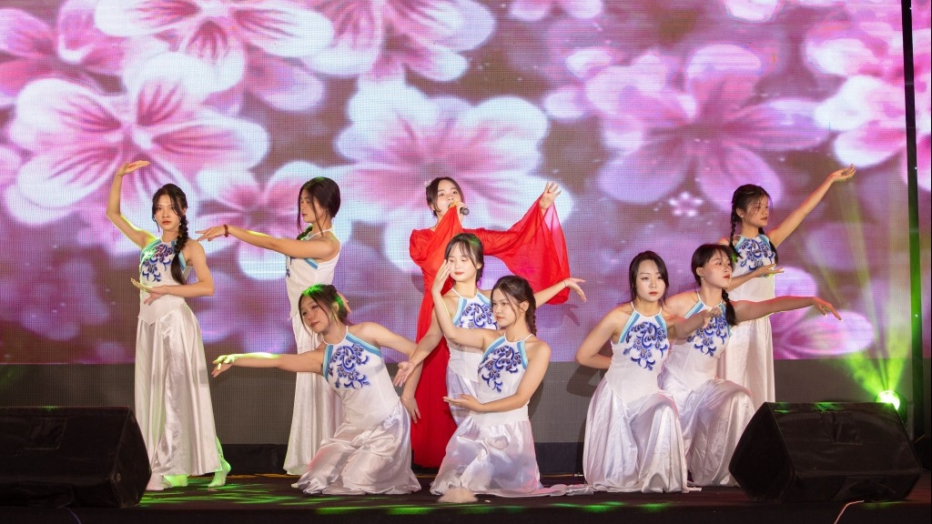 Sôi động nhạc hội chào tân sinh viên Học viện Ngân hàng