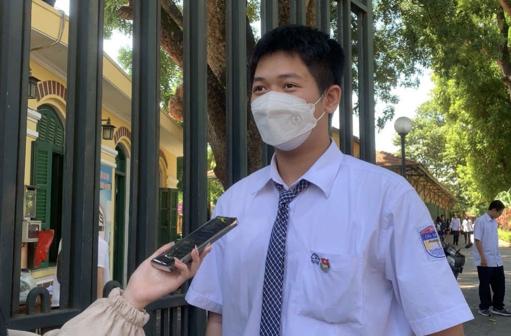 2023 là năm đầu tiên mà hầu hết các nước mở cửa chào đón du học sinh sau khoảng thời gian gián đoạn do dịch COVID-19. Theo cục Hợp tác quốc tế, Bộ GD&amp;amp;ĐT trong thống kê đưa ra gần đây nhất cho biết, Việt Nam có khoảng 190.000 sinh viên học tập ở nước ngoài. ICEF Monitor, công ty chuyên nghiên cứu giáo dục quốc tế, đánh giá Việt Nam là thị trường tăng trưởng trọng điểm ở Đông Nam Á trong lĩnh vực du học. Những chân trời mới Những yếu tố mà học sinh và gia đình quan tâm nhất khi tìm hiểu du học đại học là thương hiệu trường và quốc gia, chất lượng giáo dục, việc làm, và cơ hội định cư. Em Trần Ngọc Minh, học sinh lớp 10 Chuyên Pháp, trường Trung học phổ thông Chu Văn An chia sẻ: “Em chọn Pháp là nơi để du học, em thích nước Pháp vì khí hậu rất mát mẻ, và em nghĩ đây là môi trường tiên tiến nhất, em muốn sang đó để học hỏi và có thể làm ăn bên đó luôn”.  Còn với em Trần Nguyễn Khánh Linh, học sinh lớp 10 Chuyên Văn, trường THPT Chu Văn An, việc du học được chính bố mẹ ủng hộ: “Ban đầu bố mẹ định hướng cho em đi du học và sau khi tìm hiểu thì em cũng đây cũng là một lựa chọn tốt cho tương lai của em sau này”. Du học là con đường mà học sinh và phụ huynh đặt rất nhiều kỳ vọng, tuy nhiên nó cũng ẩn chứa nhiều áp lực có thể dẫn đến những hậu quả khôn lường, điển hình là tự tử. Cú “sốc” đầu đời Khó khăn lớn nhất của du học sinh là phải tự lập ở một môi trường mới mà hoàn toàn không có sự giúp đỡ trực tiếp của người thân. Đối với những bạn trẻ đã quen sống trong vòng tay bố mẹ, cuộc sống của họ có thể bị đảo lộn hoàn toàn và rất mất thời gian để thích nghi. Điều này dễ tạo nên cảm giác cô đơn, trống rỗng do không có gia đình ở cạnh và dẫn đến một số bệnh tâm lý như trầm cảm, rối loạn lo âu. Bạn Diệu Anh, 20 tuổi, du học sinh tại trường Đại học Texas - Mỹ chia sẻ về những thay đổi trong cuộc sống: “19 năm đầu tiên của mình khi mà mình sống ở Việt Nam cùng bố mẹ, được bố mẹ bao bọc thì cuộc sống của mình như 1 đường thẳng, nó rất yên bình. Năm thứ 20, khi mình học tập và sống xa nhà thì cuộc sống của mình như sơ đồ nhịp tim của 1 con người vậy, nó lên xuống rất thất thường”. Văn hóa khác biệt là điều hiển nhiên, đặc biệt là giữa các nước phương Đông và phương Tây. Diệu Anh nhớ lại: “Về ẩm thực, giai đoạn đầu mình không thể ăn được đồ ăn của người Mỹ, mình cảm thấy rất nhớ cơm nhà. Ngoài ẩm thực, khác biệt về phong cách học tập và làm việc cũng là một điều khiến các bạn du học sinh phải “đau đầu”.  “Như mọi người biết thì người Mỹ họ không có văn hóa ngủ trưa và mình lại có những lớp học xuyên suốt buổi trưa nên mình không thể tập trung được và mình thấy rất là buồn ngủ.”, Diệu Anh kể lại cảm nhận cá nhân. Những khác biệt về văn hóa cũng là yếu tố ảnh hưởng đến sức khỏe thể chất của Diệu Anh và các bạn du học sinh khác do chế độ sinh hoạt bị thay đổi nhiều. Đặc biệt, nếu trước đây chỉ nghe và biết tới các vụ xả súng tại Mỹ qua báo chí, phim ảnh thì nay, Diệu Anh đã phải trải qua trải nghiệm kinh hoàng đó.  “Mình đến một cửa hàng ở Mỹ để mua đồ ăn, và lúc mình vào gọi món được khoảng 5 phút thì có 1 vụ xả súng. Lúc đó cảnh sát ập đến và hô là mọi người nằm xuống, không ai được đứng lên hay di chuyển cả. Đó cũng là 1 kỉ niệm khiến mình nhớ mãi lúc mình sống ở Mỹ.”, nữ sinh nhớ lại. Ngoài ra mối nguy hiểm cho học du học sinh, đặc hiệt là sinh viên đến từ cá nước phương Đông còn phải để đến vấn nạn phân biệt chủng tộc. Định kiến du học sinh với mức lương “ngàn đô” Việc mặc định du học sinh là một người phải có mức thu nhập cao, công việc thuận lợi, được nhiều nhà tuyển dụng săn đón đã vô hình chung gây nên những áp lực lớn cho du học sinh sau khi tốt nghiệp và về nước. Trong thời điểm du học trở nên phổ biến và chất lượng giáo dục trong nước được nâng cao nhiều, du học sinh trở về cũng phải đối mặt với sự cạnh tranh gay gắt hơn từ các ứng viên trong nước và sự lựa chọn kĩ càng hơn từ các nhà tuyển dụng. Để vượt lên được những áp lực kể trên và chạm tay vào ước mơ đích thực, các bạn du học sinh cần rất nhiều nỗ lực. Cô Julie Adefehinti, giảng viên trường Đại học Texas (Mỹ) cho biết: “Tôi biết rằng các sinh viên quốc tế đều rất tận tâm trong việc học. Tuy nhiên hãy chú ý đến sự cân bằng. Hãy nhớ rằng thi thoảng hãy cho mình một khoảng thời gian nghỉ ngơi. Nếu các bạn có xu hướng trì hoãn các bài tập đến phút cuối thì điều này cũng có thể gây nên căng thẳng. Hãy nghiên cứu chúng ngay khi được giao.” Thực tế là hiện nay cũng có khá nhiều công ty “ma” giả danh trung tâm du học để lừa đảo. Vì vậy phụ huynh và học sinh cũng cần lưu ý, xem xét thật kĩ thông tin và khả năng của bản thân để tránh bị lời “đường mật” kẻ xấu thao túng, lừa gạt.