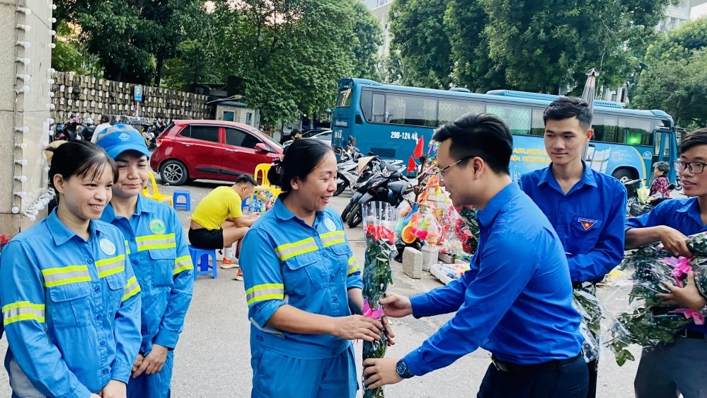 “Hoa về trên phố” cùng những người phụ nữ làm sạch Thủ đô