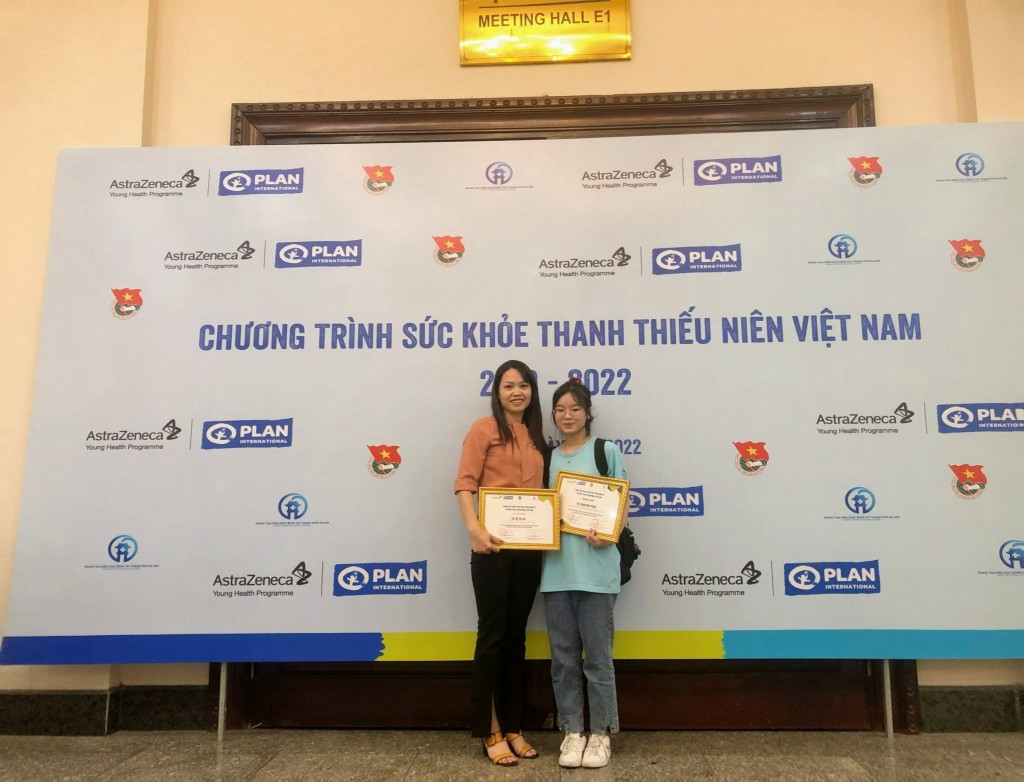 Thúy Diễm cùng cô giáo lưu lại kỉ niệm tại chương trình Sức khỏe thanh thiếu niên Việt Nam