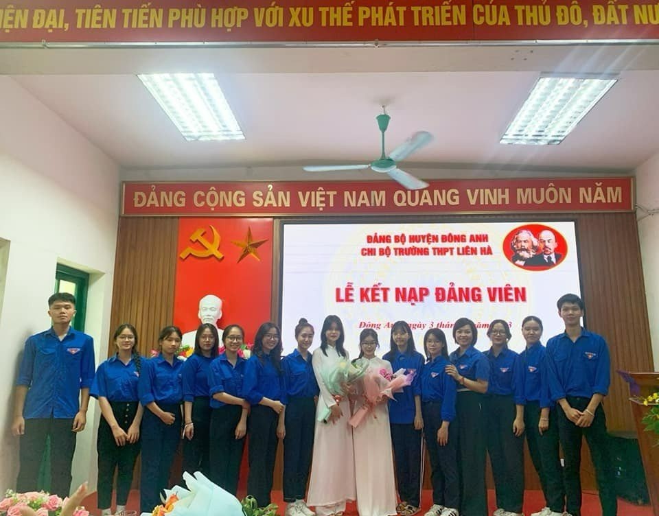 Đoàn trường THPT Liên Hà chụp ảnh chúc mừng hai đồng chí Nguyễn Thị Thúy Diễm và Phạm Minh Huyền trong lễ kết nạp Đảng viên