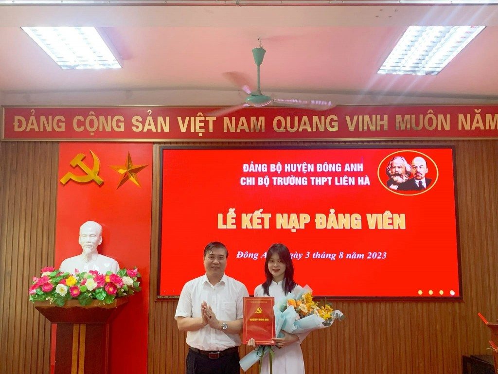 Bằng sự cố gắng không ngừng, Minh Huyền là 1 trong 2 học sinh đầu tiên trở thành Đảng viên của huyện Đông Anh