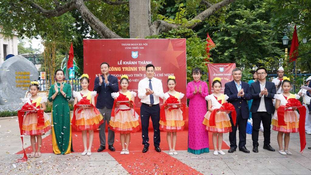 Tôn vinh kỳ tích ngoại giao thời đại Hồ Chí Minh