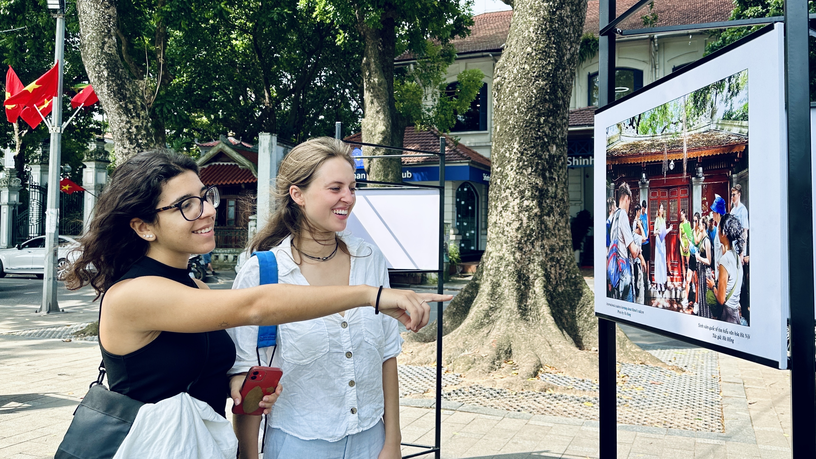 Người dân Thủ đô và du khách hào hứng với triển lãm "Hà Nội trong tôi"