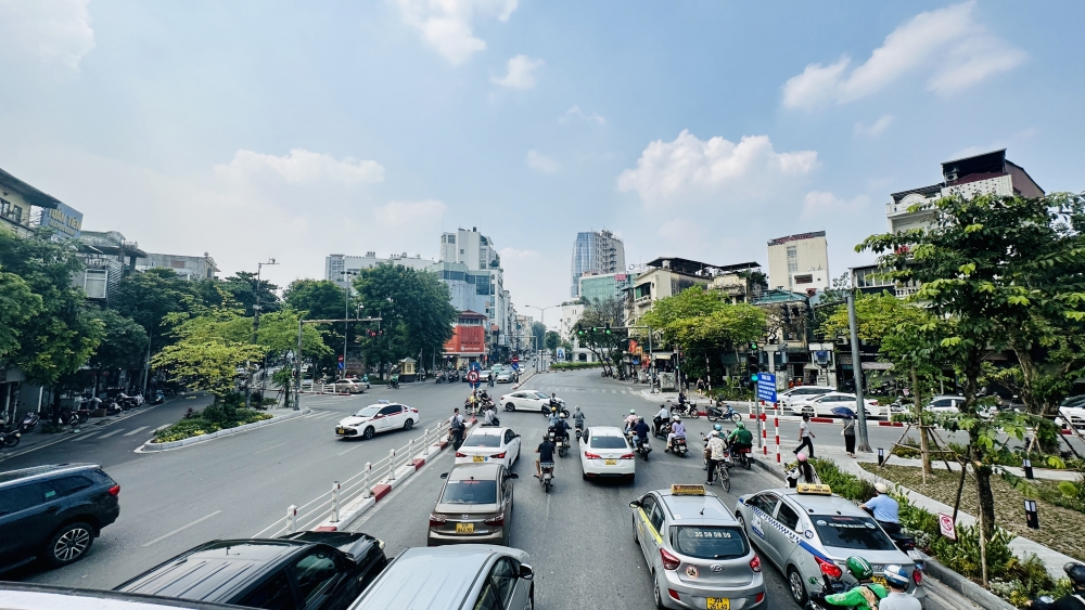 Người dân thích thú trải nghiệm du lịch Hà Nội miễn phí trên xe bus hai tầng