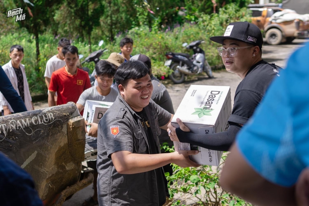 Những tài xế xe bán tải xông pha lăn bánh vì đồng bào