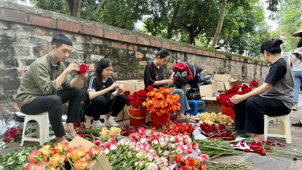 Hoa đẹp, giá cao, vẫn nhiều người mua