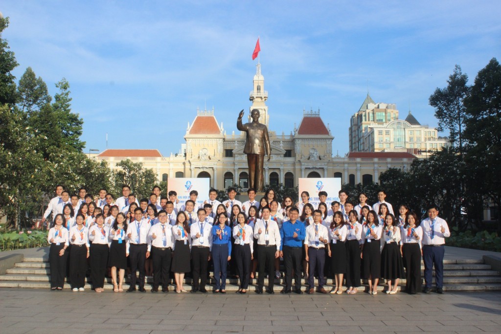 Các đại biểu dâng hoa lên tượng đài Chủ tịch Hồ Chí Minh tại phố đi bộ Nguyễn Huệ trong sáng diễn ra phiên khai mạc đại hội