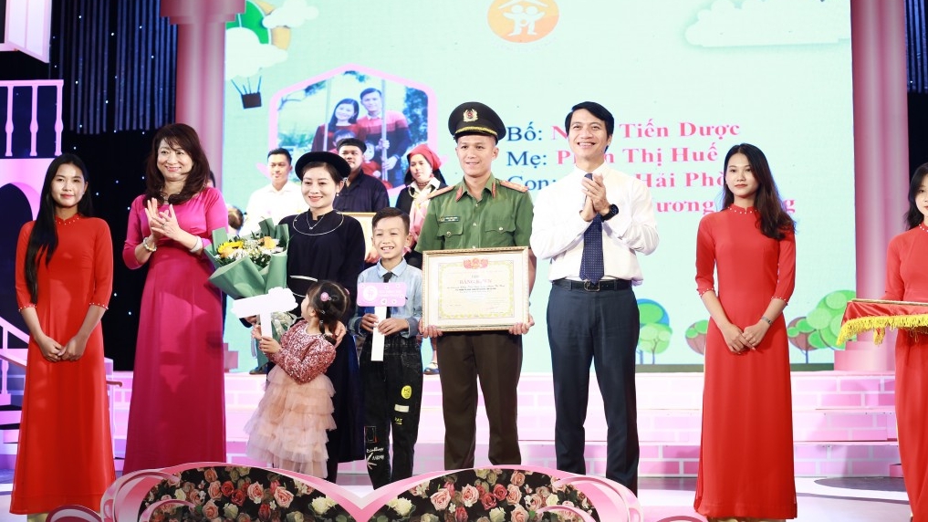 Biểu dương 15 “Gia đình trẻ hạnh phúc”