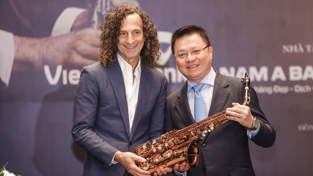 Kenny G quay MV tại các địa điểm nổi tiếng của Việt Nam