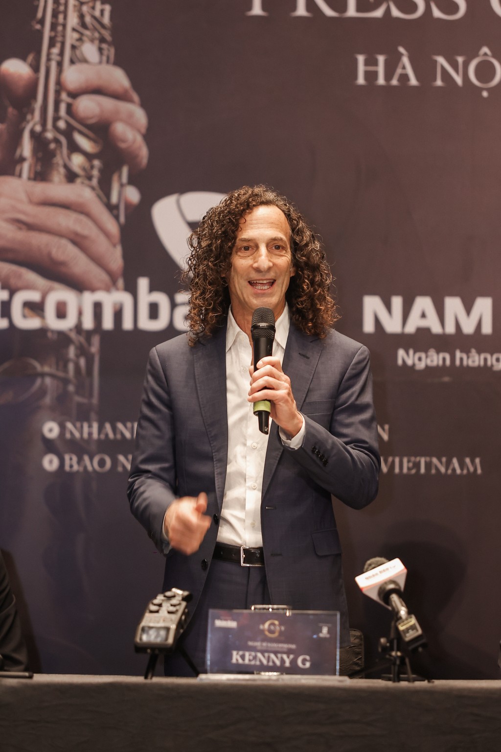 Kenny G quay MV tại các địa điểm nổi tiếng của Việt Nam