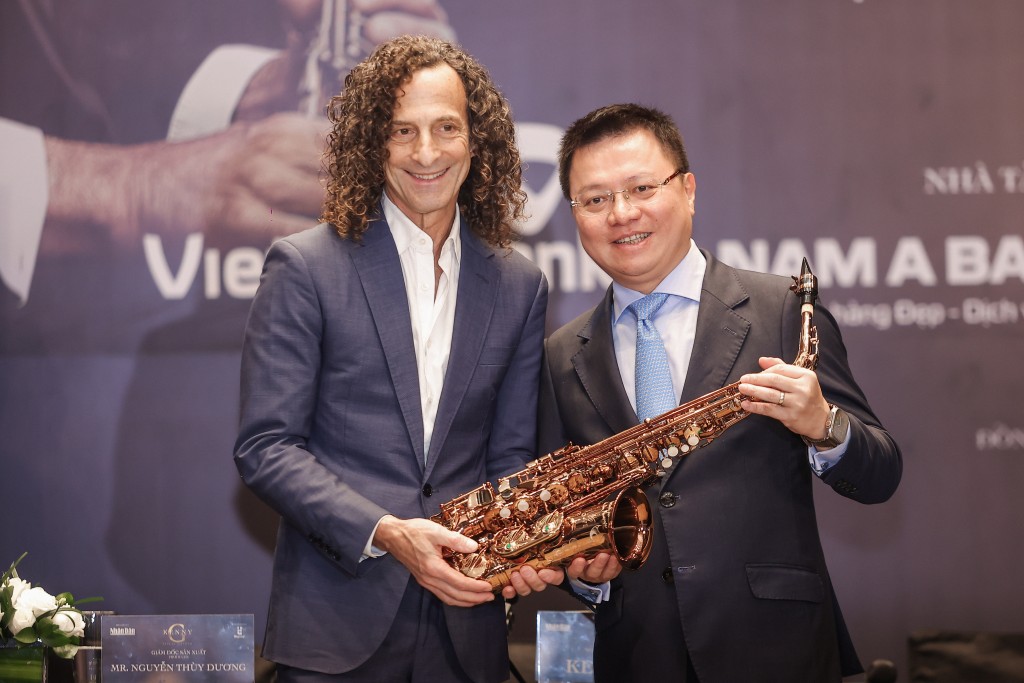 Nghệ sỹ Kenny G gửi tặng BTC chiếc kèn thân thuộc của mình để thực hiện đấu giá nhằm quyên góp cho dự án Good Morning Vietnam