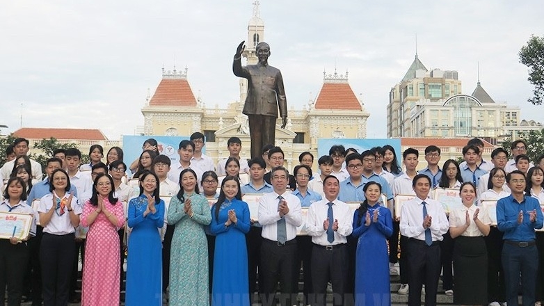 Tuyên dương ”Học sinh 3 rèn luyện” và Thủ khoa năm 2023